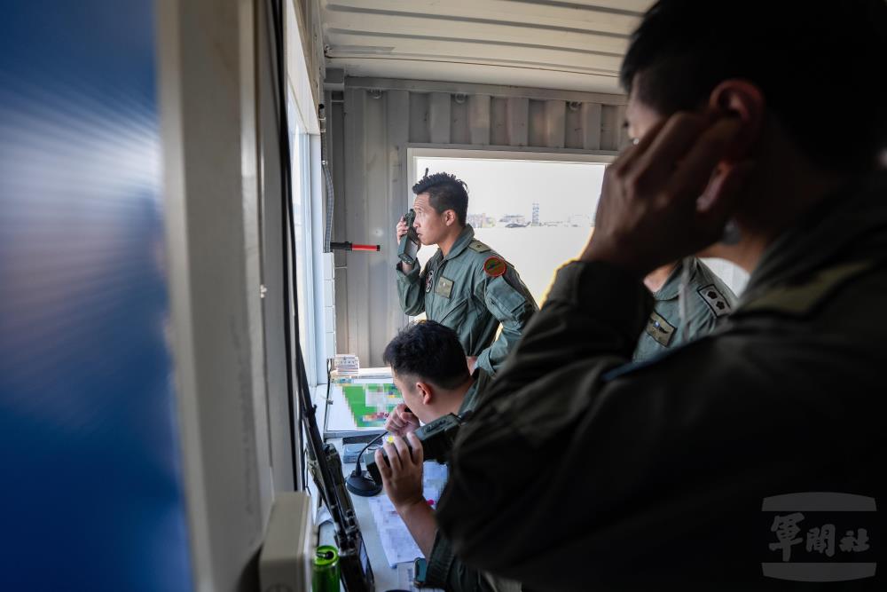 備炸區管制官確保所有流程運作順暢、避免危安肇生。（軍聞社記者林庭暉攝）