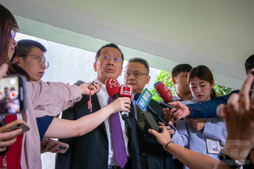 顧部長31日接受媒體聯訪。(軍聞社記者尤昱翔攝) 顧部長31日接受媒體聯訪。(軍聞社記者尤昱翔攝)