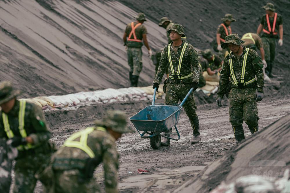 官兵投入整備工作。（軍聞社記者呂尚俞攝）