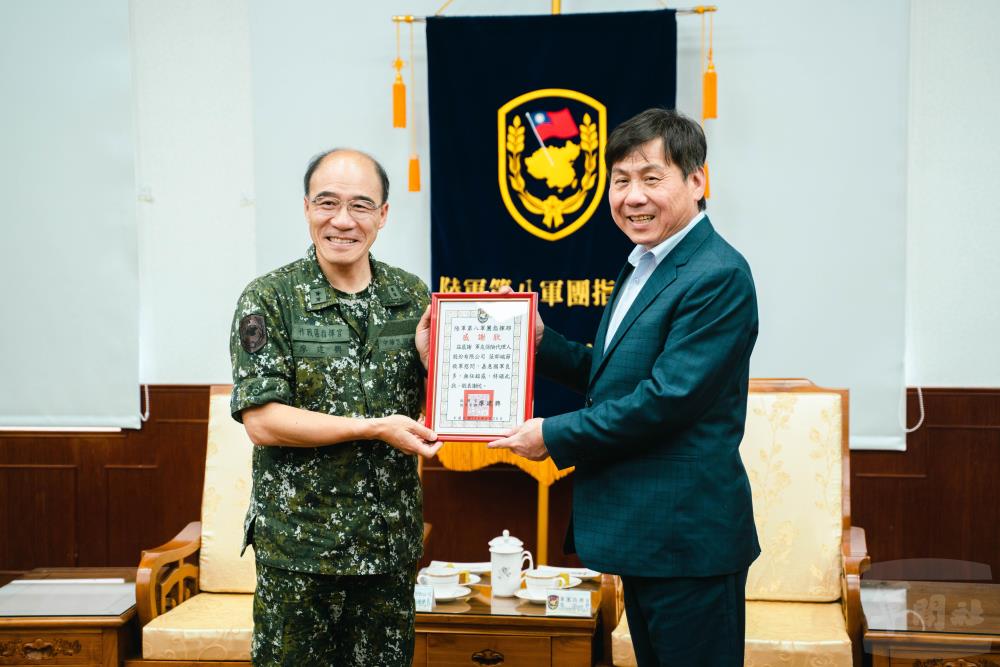 廖指揮官回贈感謝狀。（軍聞社記者林庭暉攝）