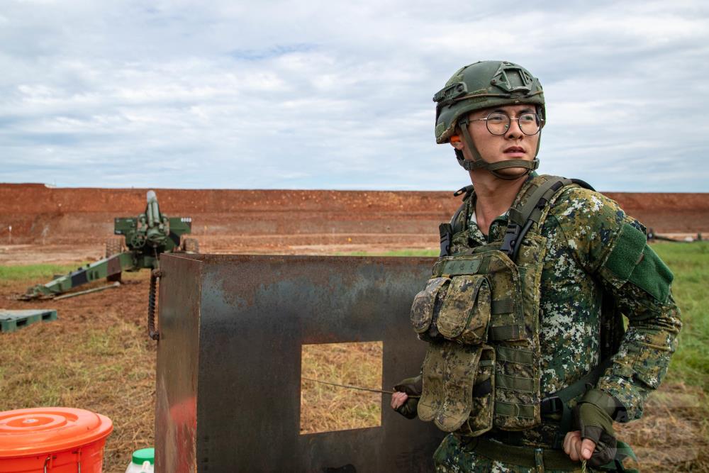 副砲長準備進行長拉火繩翼次射。（軍聞社記者尤昱翔攝）