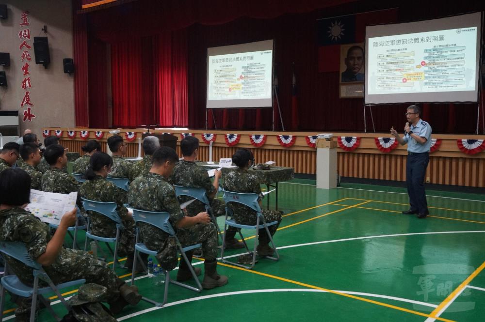 國防部藉由巡迴教育暨座談，強化幹部領導統御，同時使第一線官兵瞭解權益保障機制。（國防部法律司提供）