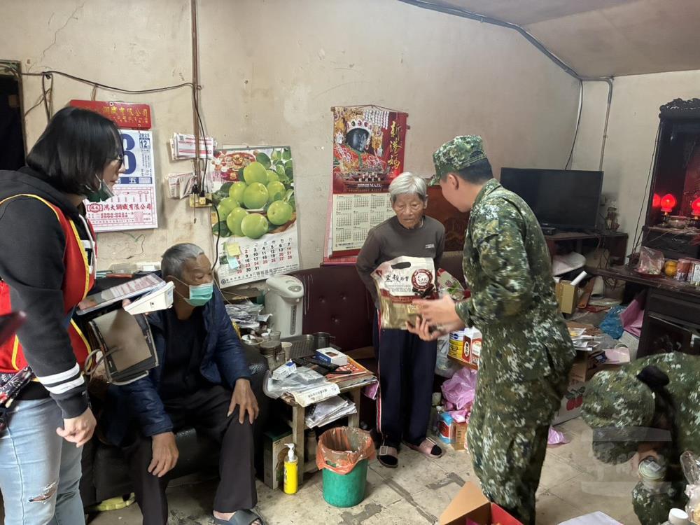 近日氣溫驟降，砲訓部官兵在寒冬中送暖，展現出愛民助民的精神。（砲訓部提供）