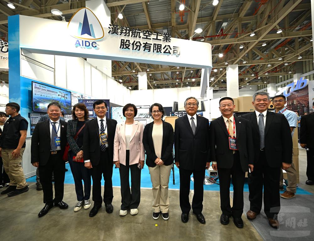 蕭美琴副總統參觀漢翔展位。（漢翔公司提供）