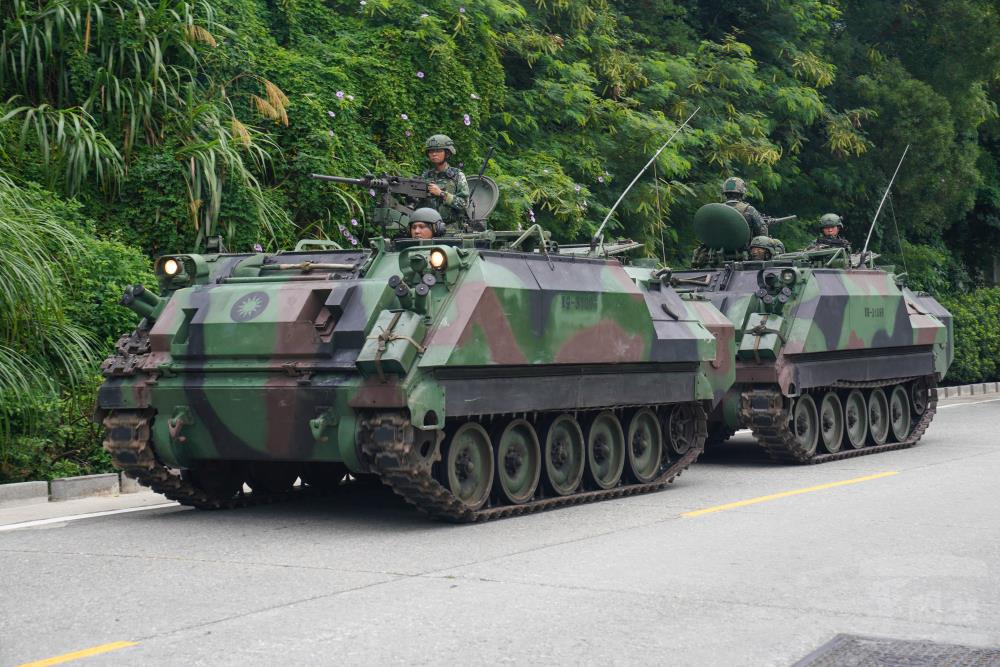機步連官兵將故障甲車拖至安全地點。（軍聞社記者侯凱議攝）