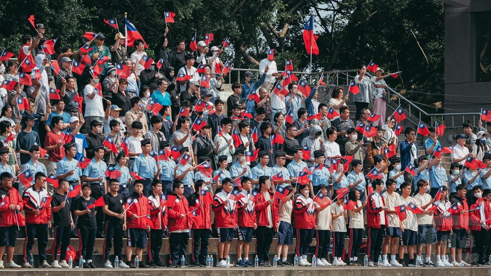 新竹地區學校師生代表於觀禮臺上見證M1A2T成軍典禮。（軍聞社記者陳軍均攝）