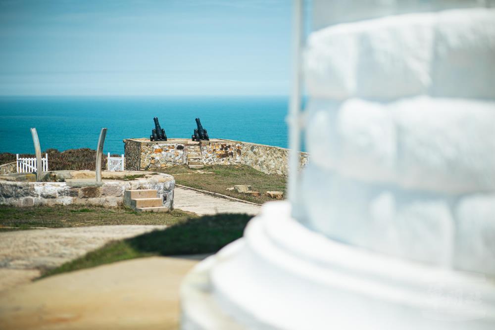 燈塔旁設置霧砲，為早期罩霧視線不佳時，告知船隻避險使用。（軍聞社記者邱奕菖攝）