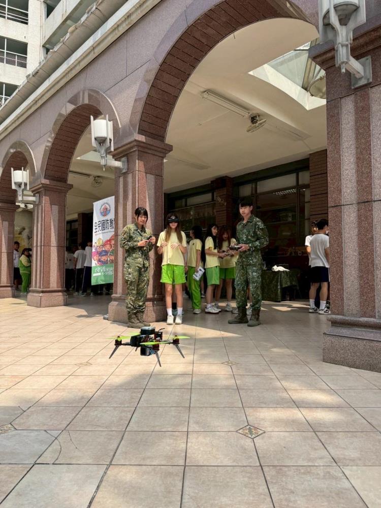 官兵操作無人機。（第八軍團提供）