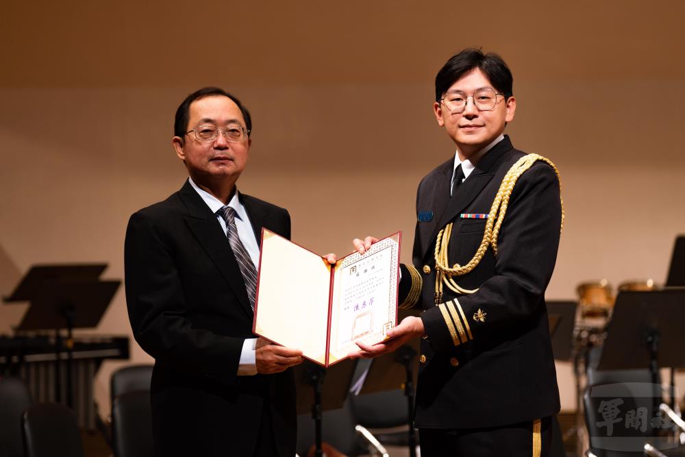 臺南大學副校長侯教授頒贈海軍樂隊感謝狀。（軍聞社記者林庭暉攝）