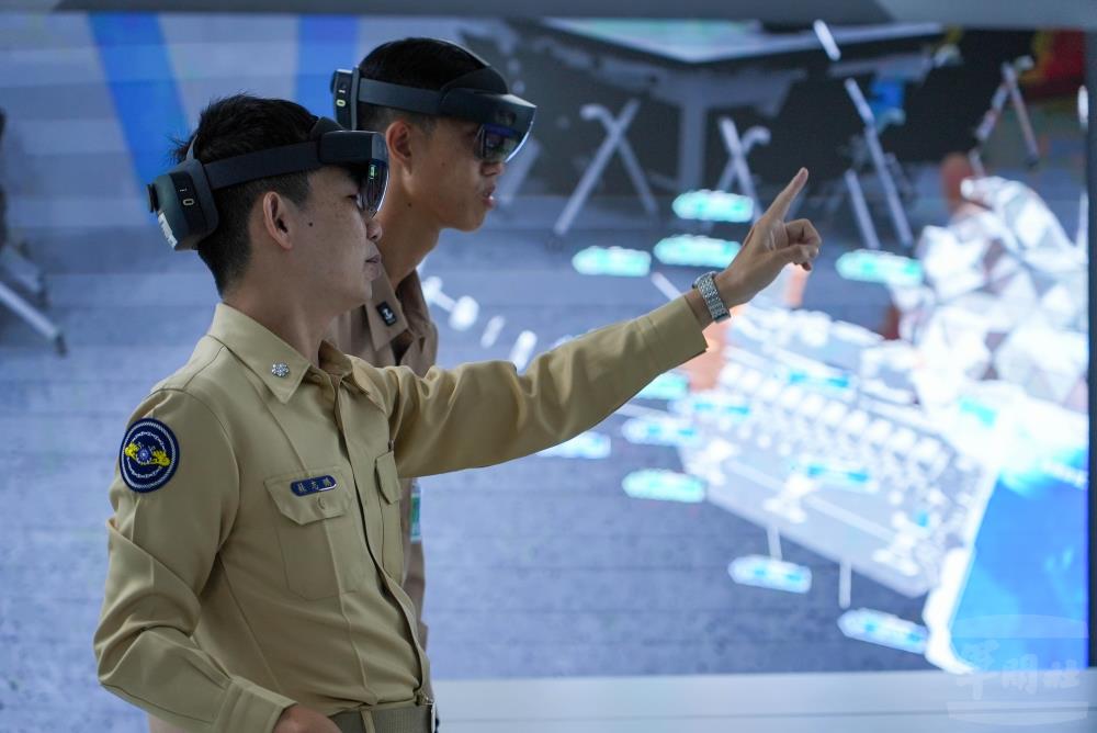 MR虛擬混合實境技術，透過視覺化的互動加深理解。（軍聞社記者江騏安攝）