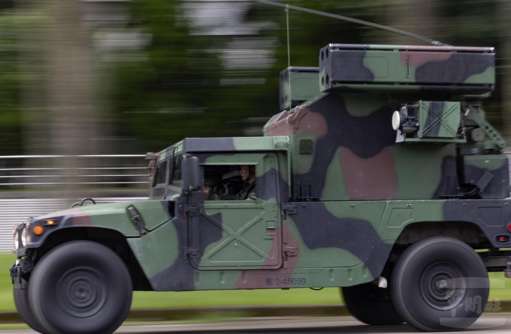 復仇者飛彈車機動前往戰術位置。（軍聞社記者吳柏融攝）