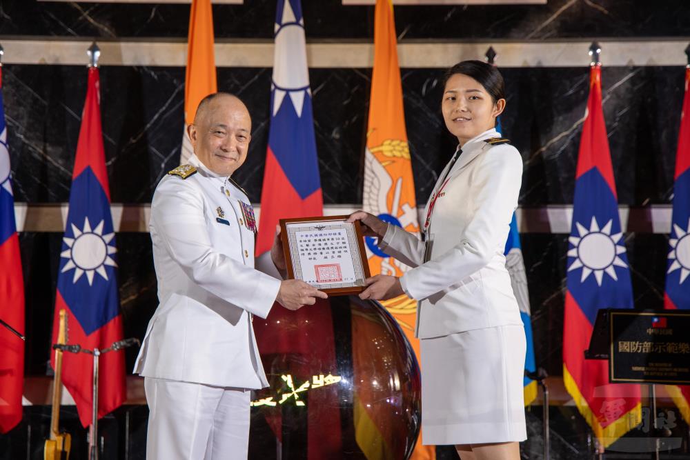 國防大學李上尉獲「文字類報導文學項」優選獎，由海軍唐司令頒發證書。（軍聞社記者王進福攝）