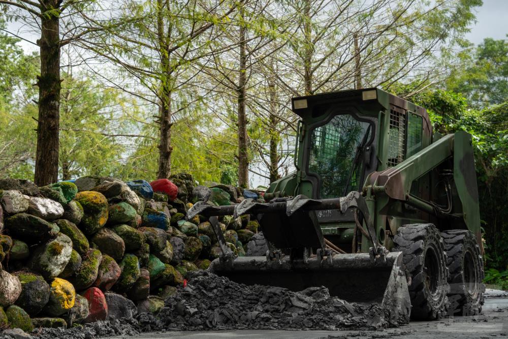 工兵部隊執行道路搶修。（軍聞社記者薛皓文攝）