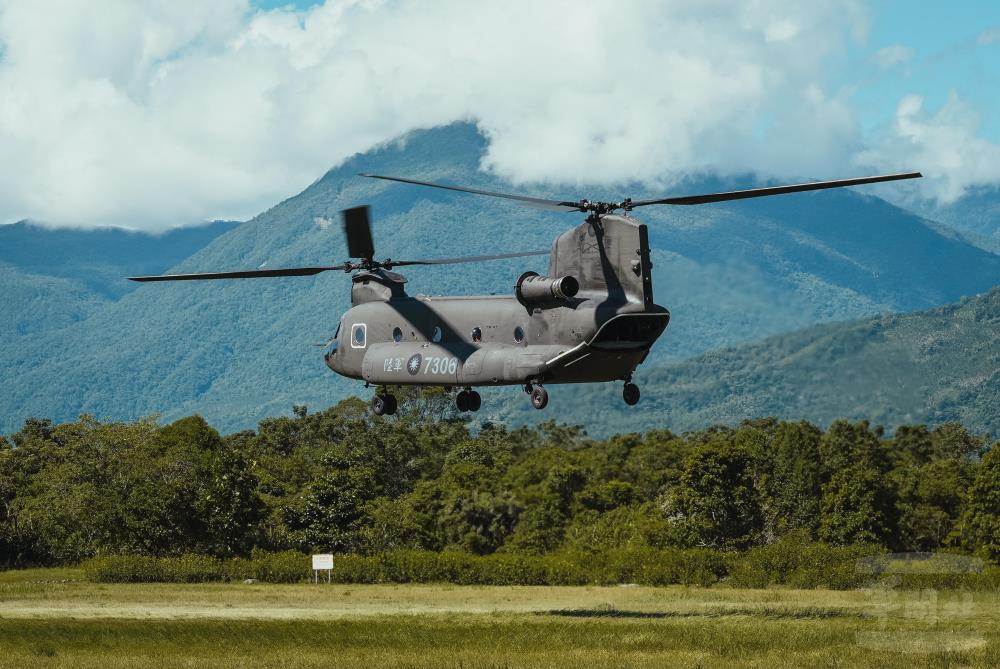 CH-47SD直升機於花蓮光復鄉大農大富森林園區降落。（軍聞社記者陳傳奇攝）