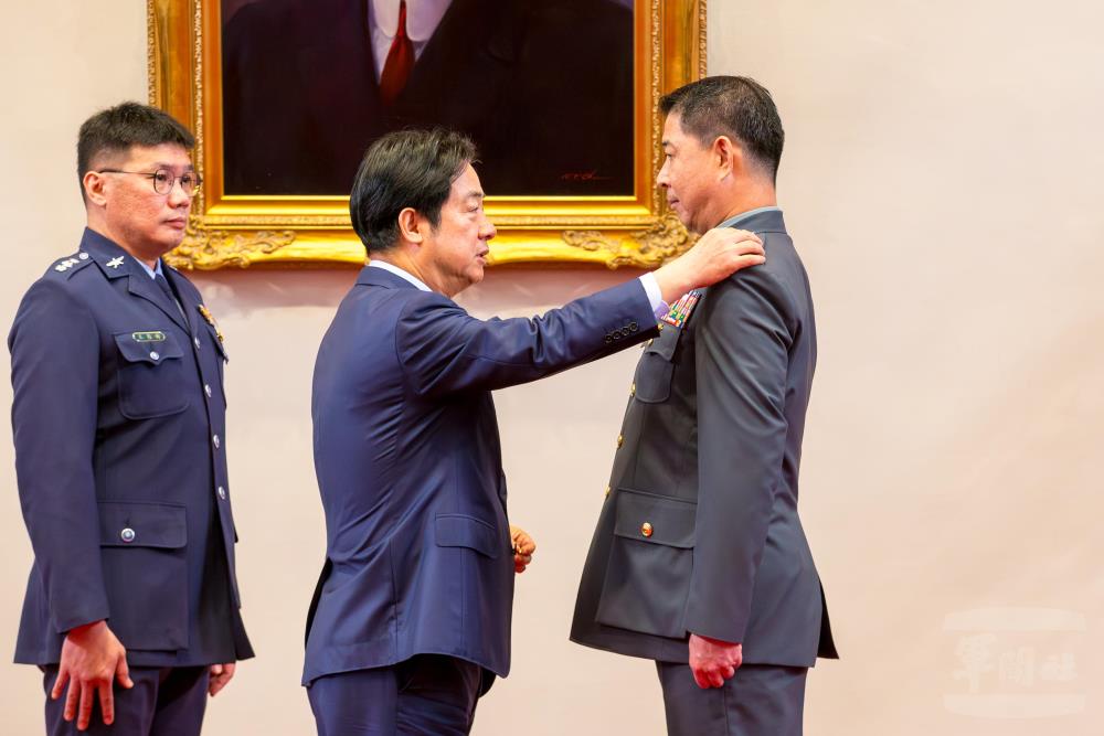 賴總統為王中將授階。（軍聞社記者王進福攝）