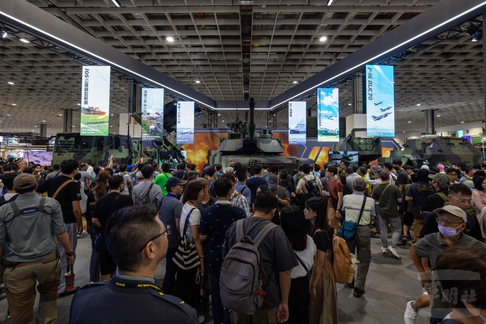 國防線上節目《2025台北航太展　打造堅韌國防》，將引領觀眾搶先走入聯合作戰武器裝備展區。（軍聞社記者蔡枋澐攝）