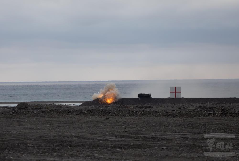 拖式飛彈命中目標。（軍聞社記者吳柏融攝）