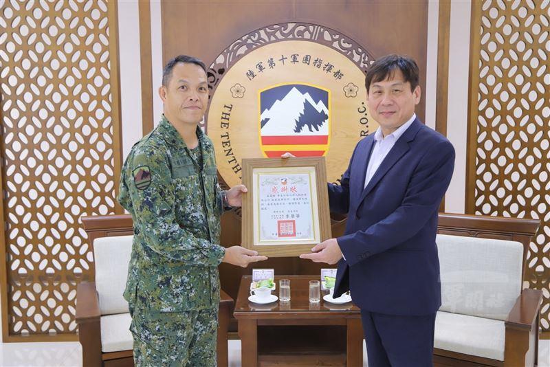 陸軍十軍團參謀長譚少將回贈感謝狀。（軍友保代提供）