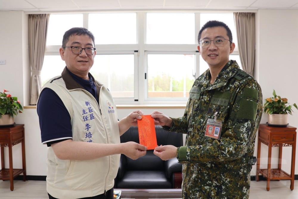 後輔中心致贈加菜金。（後備指揮部提供）
