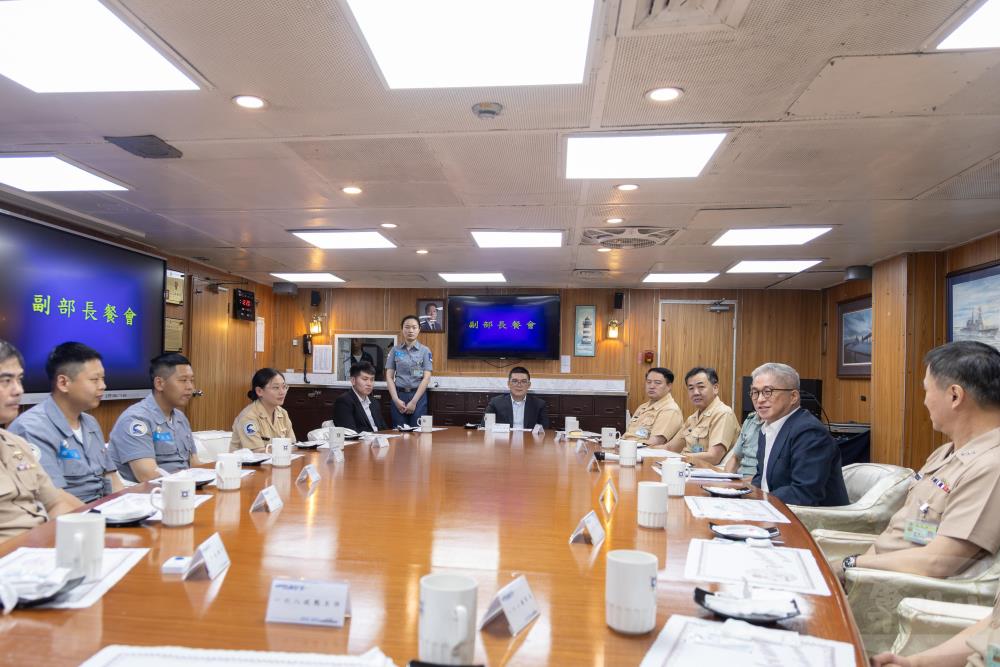 徐副部長與官兵會餐，垂詢工作及生活狀況。（軍聞社記者吳柏融攝）