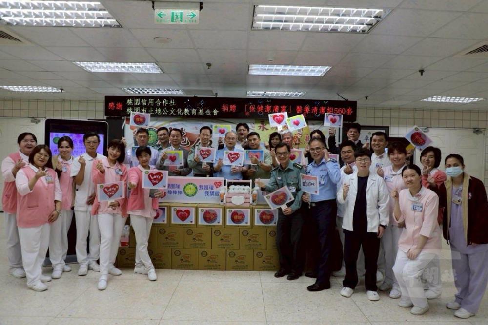 護師節前夕,國軍桃園總醫院舉辦捐贈儀式。(國軍桃園總醫院提供) 護師節前夕,國軍桃園總醫院舉辦捐贈儀式。(國軍桃園總醫院提供)