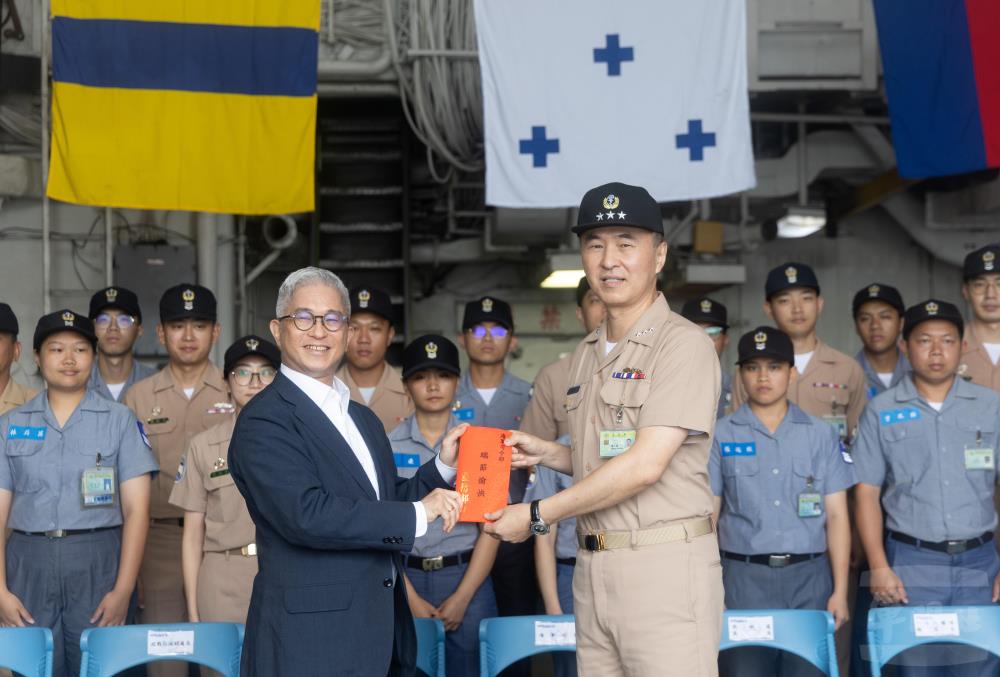 徐副部長致贈獎金慰勉官兵辛勞。（軍聞社記者吳柏融攝）
