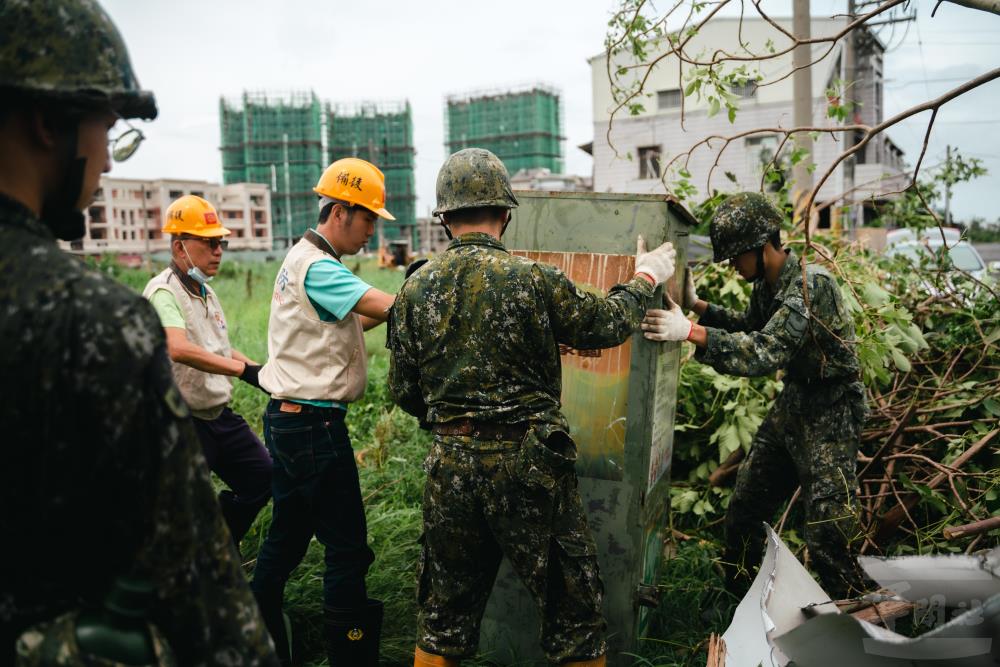 官兵與地方後備輔導幹部協力執行復原工作。（軍聞社記者林庭暉攝）