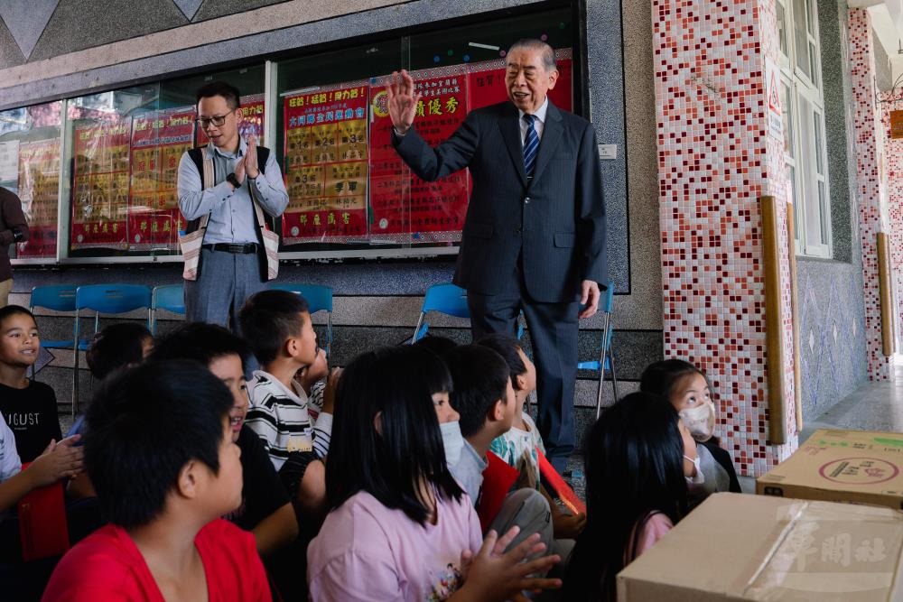 李榮譽理事長與學童溫馨互動。（軍聞社記者李恬恬攝）