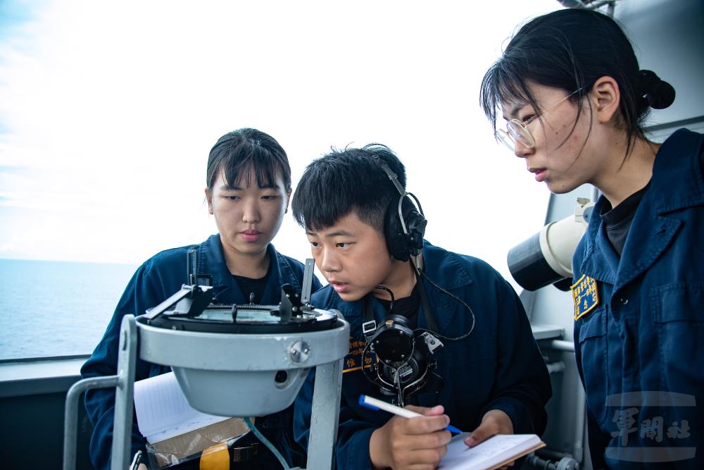 官校學生透過實際操作，提升航海實務經驗。（軍聞社記者王茗生攝）
