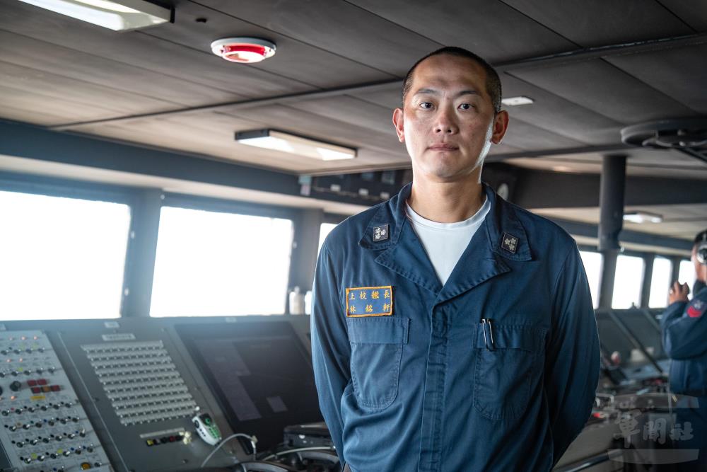 林艦長期許官校學生，把握每一次實作機會，為海軍戰力奠定更堅實的基礎。（軍聞社記者王茗生攝）