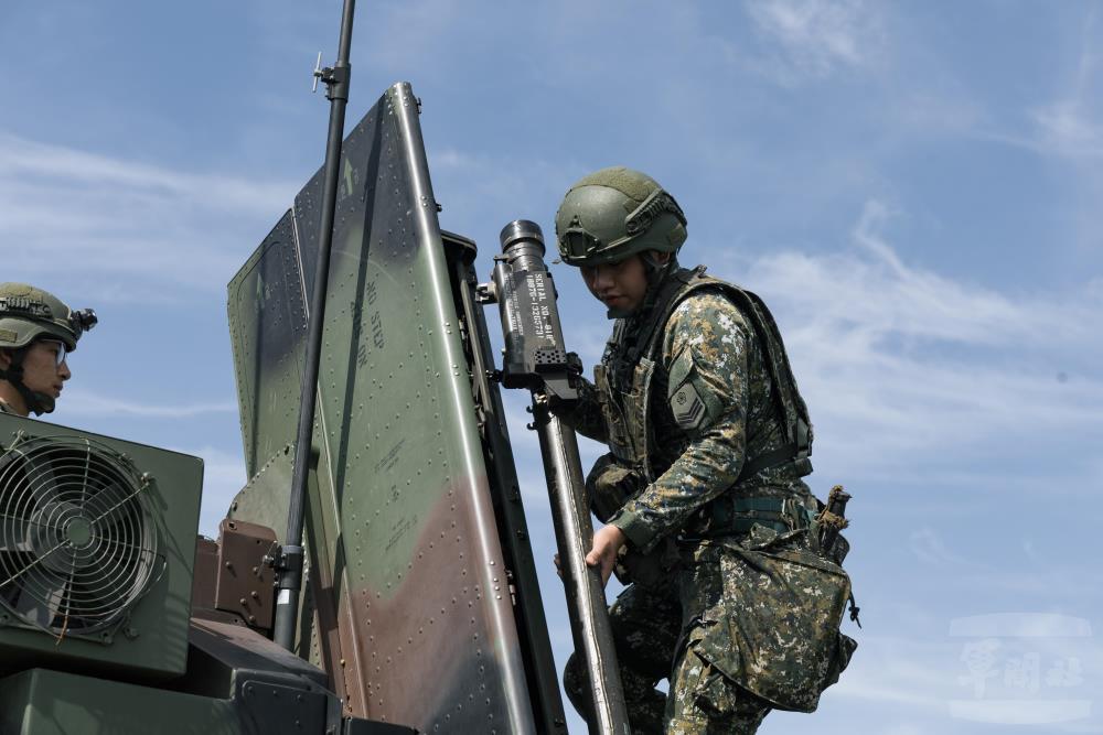 官兵進行刺針飛彈裝填。（軍聞社記者李恬恬攝）