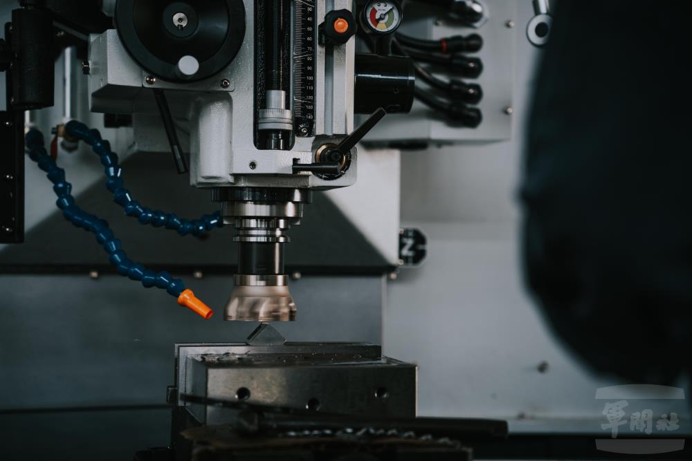 官兵細心調整俥刀角度，讓成品尺寸更貼近原設計（軍聞社記者陳傳奇攝）