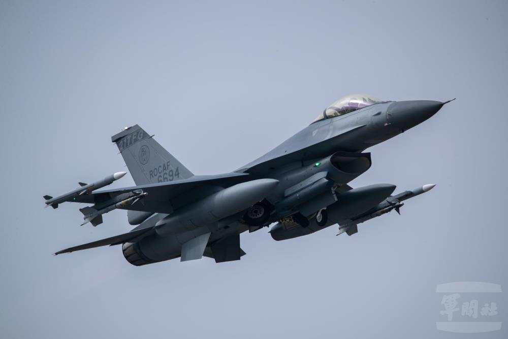 F-16戰機完成快速裝掛、整補後，快速恢復升空。（軍聞社記者王進福攝）