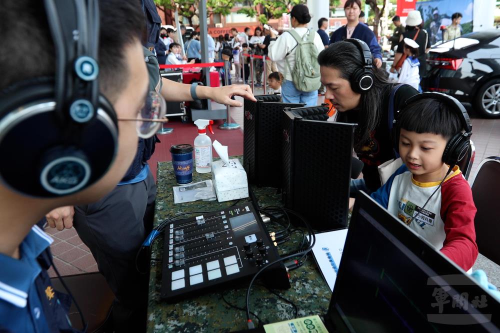 漢聲電台特別安排行動廣播錄音體驗，讓家長與孩童瞭解官兵平時的工作內容。（軍聞社記者王茗生攝）