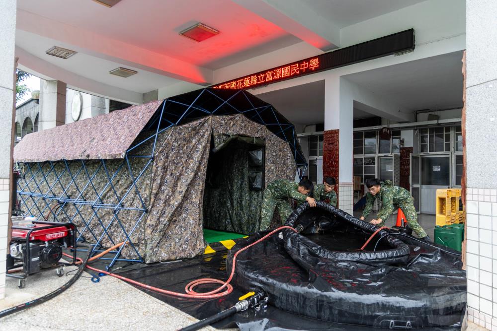 後勤官兵搭建沐浴站。（軍聞社記者蔡枋澐攝）