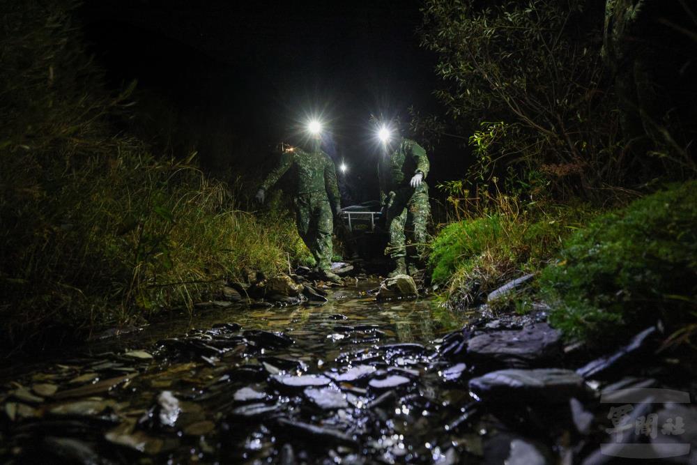 學員們在漆黑與低溫的高寒地山區中，扎實磨練夜間搜救職能。