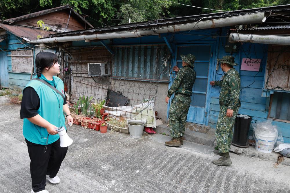 官兵偕同鳳林鎮公所逐戶查核保全戶撤離情形，確認住戶均已安全完成撤離。（花防部提供）