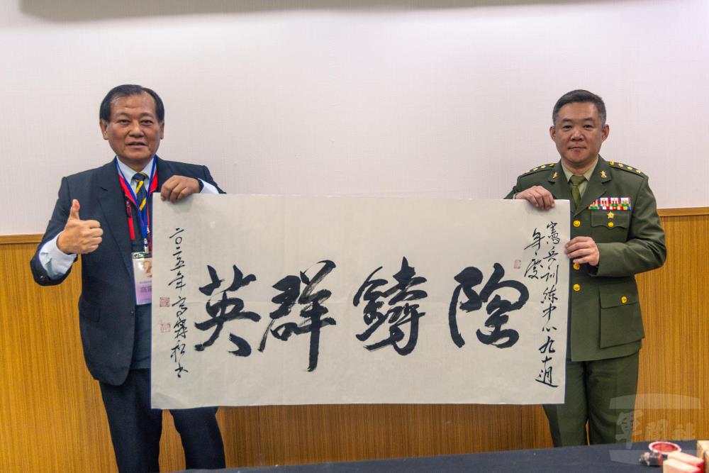 前憲兵副指揮官高少將（左）等書畫名家創作並獻上墨寶。（青年日報提供）