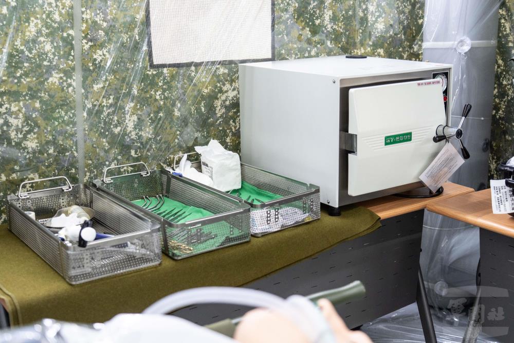 手術器械及確保設備無菌的高壓蒸氣滅菌鍋。（軍聞社記者呂尚俞攝）