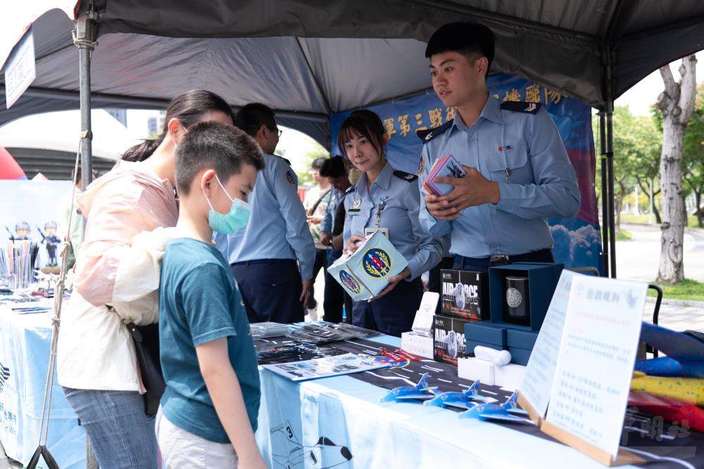 儀隊競賽現場也開設國軍人才招募攤位，吸引民眾駐足參觀。（軍聞社記者林庭暉攝）