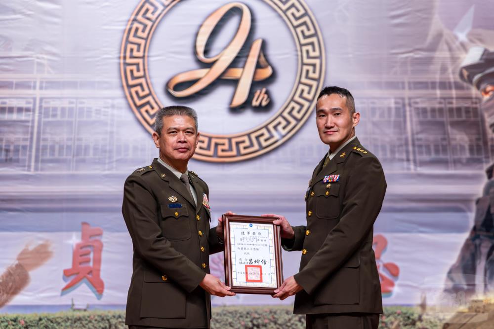 鄭指揮官頒獎表揚年度訓練績優單位。（軍聞社記者蔡枋澐攝）