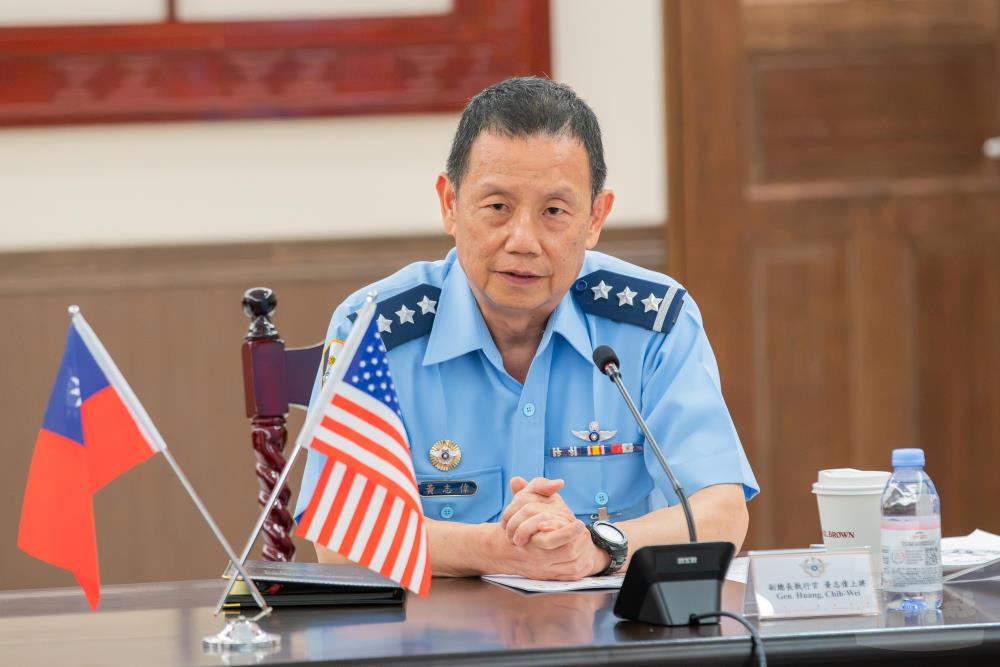 黃執行官代表國防部長顧立雄對訪團一行表達歡迎與感謝之意。（軍聞社記者王進福攝）