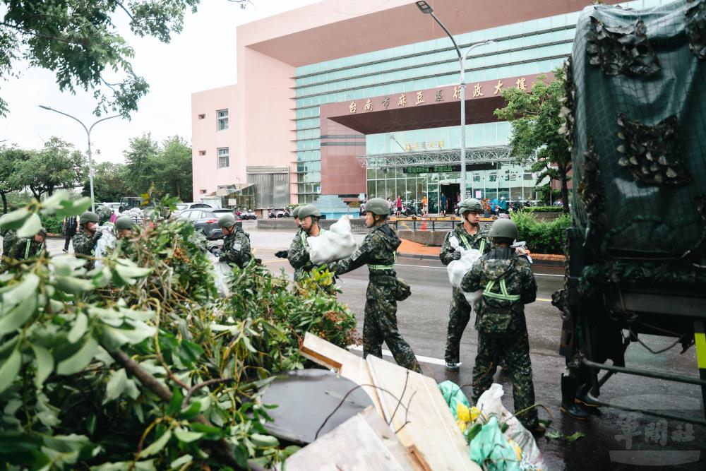 第四作戰區官兵協助麻豆地區居民回收落果。（軍聞社記者林庭暉攝）