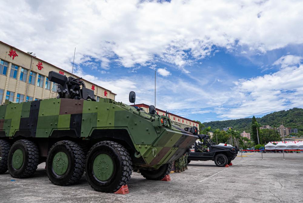 會場陳展雲豹甲車等多項國軍裝備。（軍聞社記者尤昱翔攝）