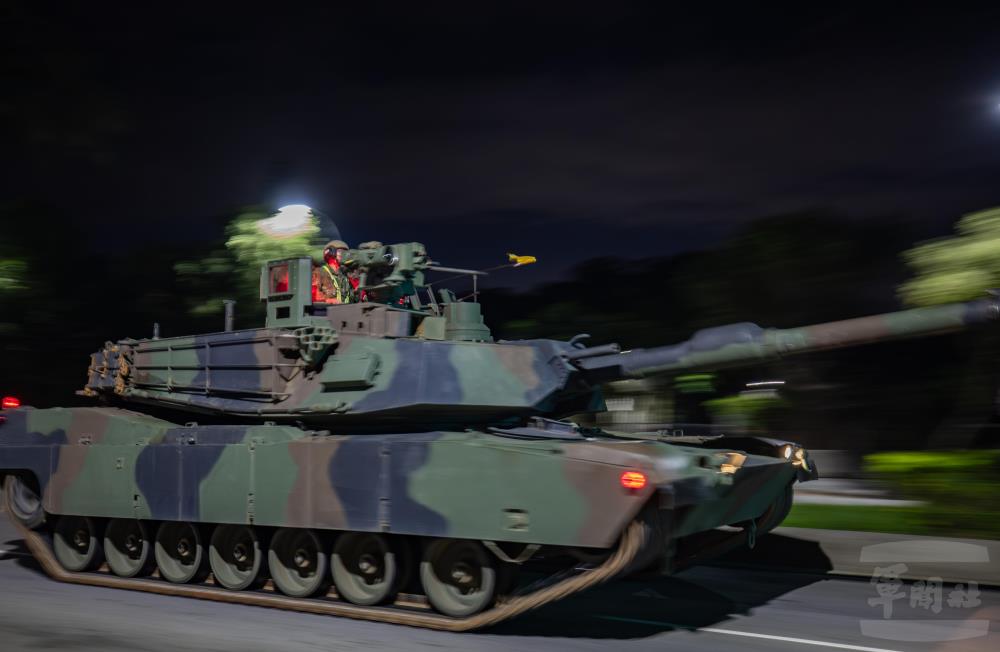 官兵駕駛M1A2T戰車迅速機動。（軍聞社記者吳柏融攝）