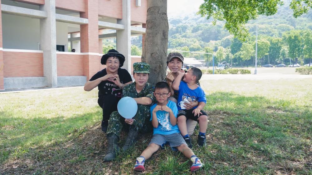 官兵與眷屬一同探訪營區，促進對單位環境與工作狀況的了解。（564旅提供）