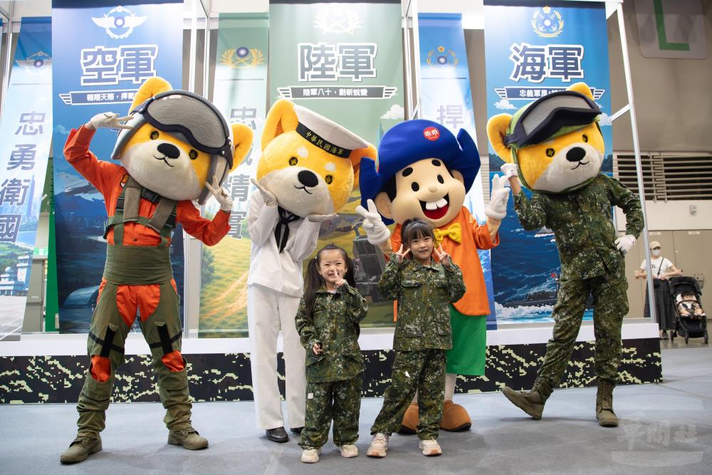 參與活動的小朋友與藝工隊柴寶人偶及乖乖人偶合影。（軍聞社記者王進福攝）