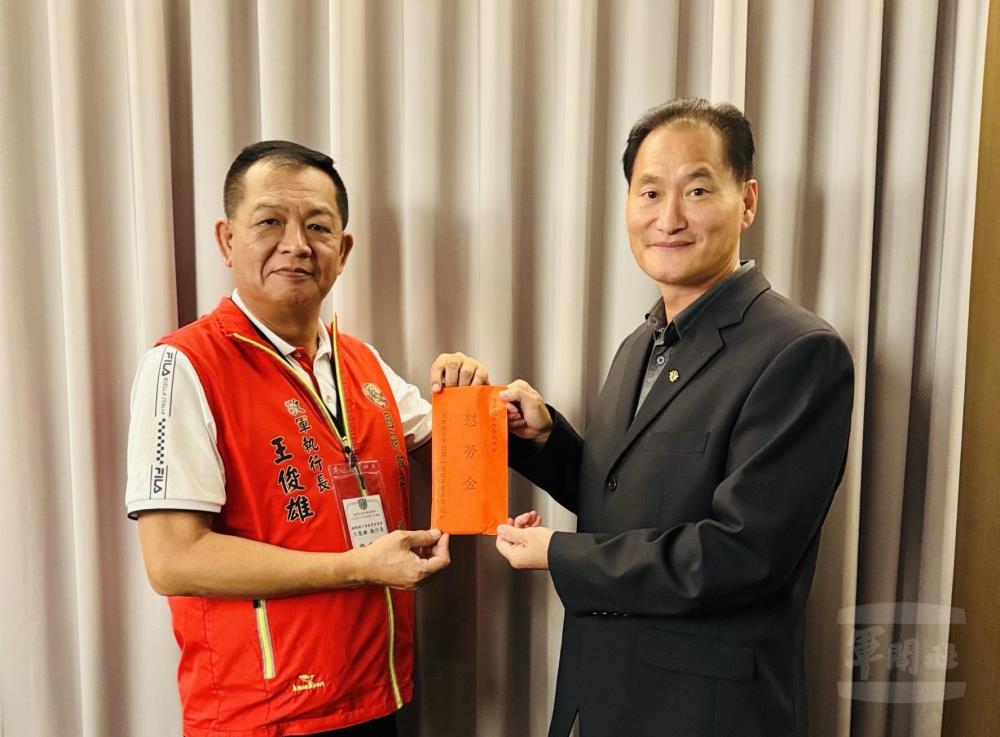 王執行長致贈花防部劉指揮官慰勞金。(臺南市軍人服務站提供) 王執行長致贈花防部劉指揮官慰勞金。(臺南市軍人服務站提供)