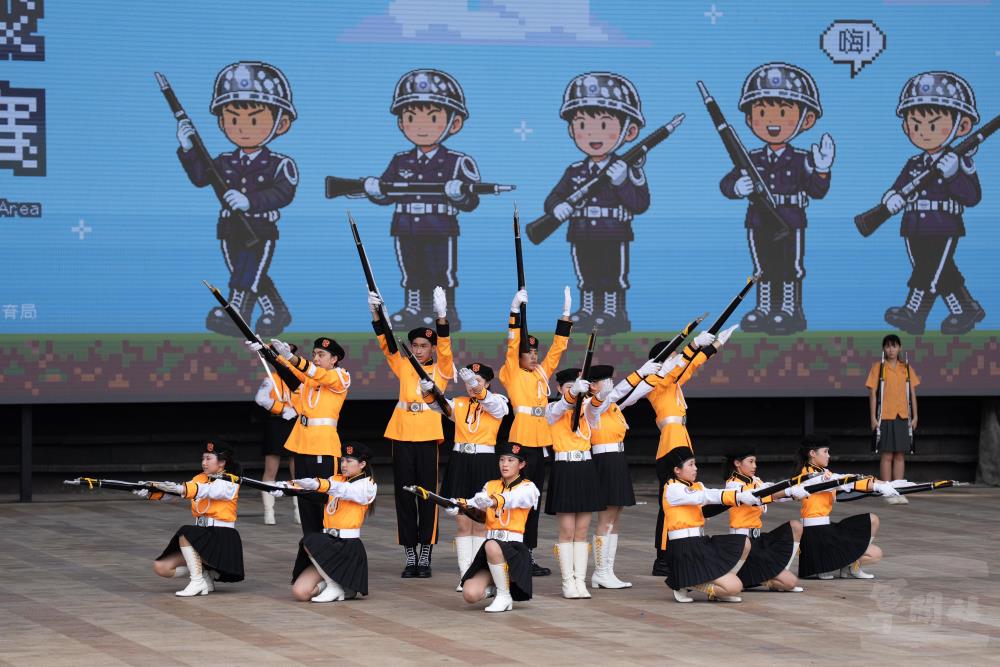 惠文高中以嫻熟操槍技巧與默契，榮獲第三名佳績。（軍聞社記者林庭暉攝）