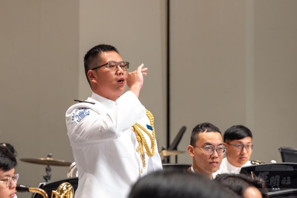 海軍軍樂隊帶來《海軍組曲》，並加入口笛、船鐘等元素。（青年日報提供）